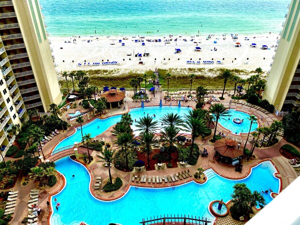 Una piscina techada, una piscina al aire libre