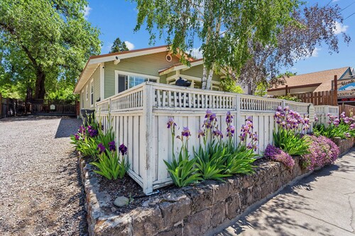 Syksy * sunnuntai - torstai 99 dollaria. 00 lisensoitu ja vakuutettu. Downtown Shasta Cottage