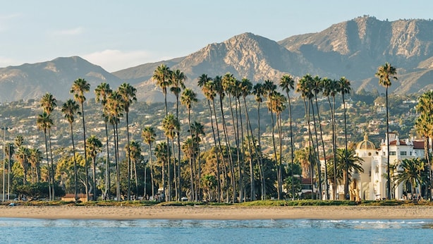 A coastal view with palm trees and a mountain range in the background. - Secret Getaway — 2 blocks to the Beach and Funk Zone (Santa Barbara)