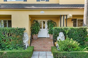 Exterior detail - Secret Getaway — 2 blocks to the Beach and Funk Zone (Santa Barbara)