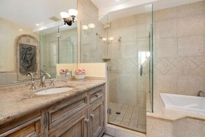 Bathtub, jetted bath, hair dryer, towels - Secret Getaway — 2 blocks to the Beach and Funk Zone (Santa Barbara)