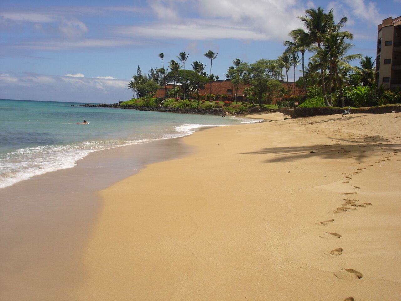 Rannalla, aurinkotuoleja, rantapyyhkeitä