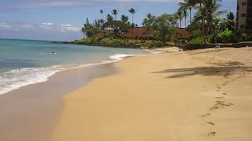 En la playa, camastros y toallas de playa