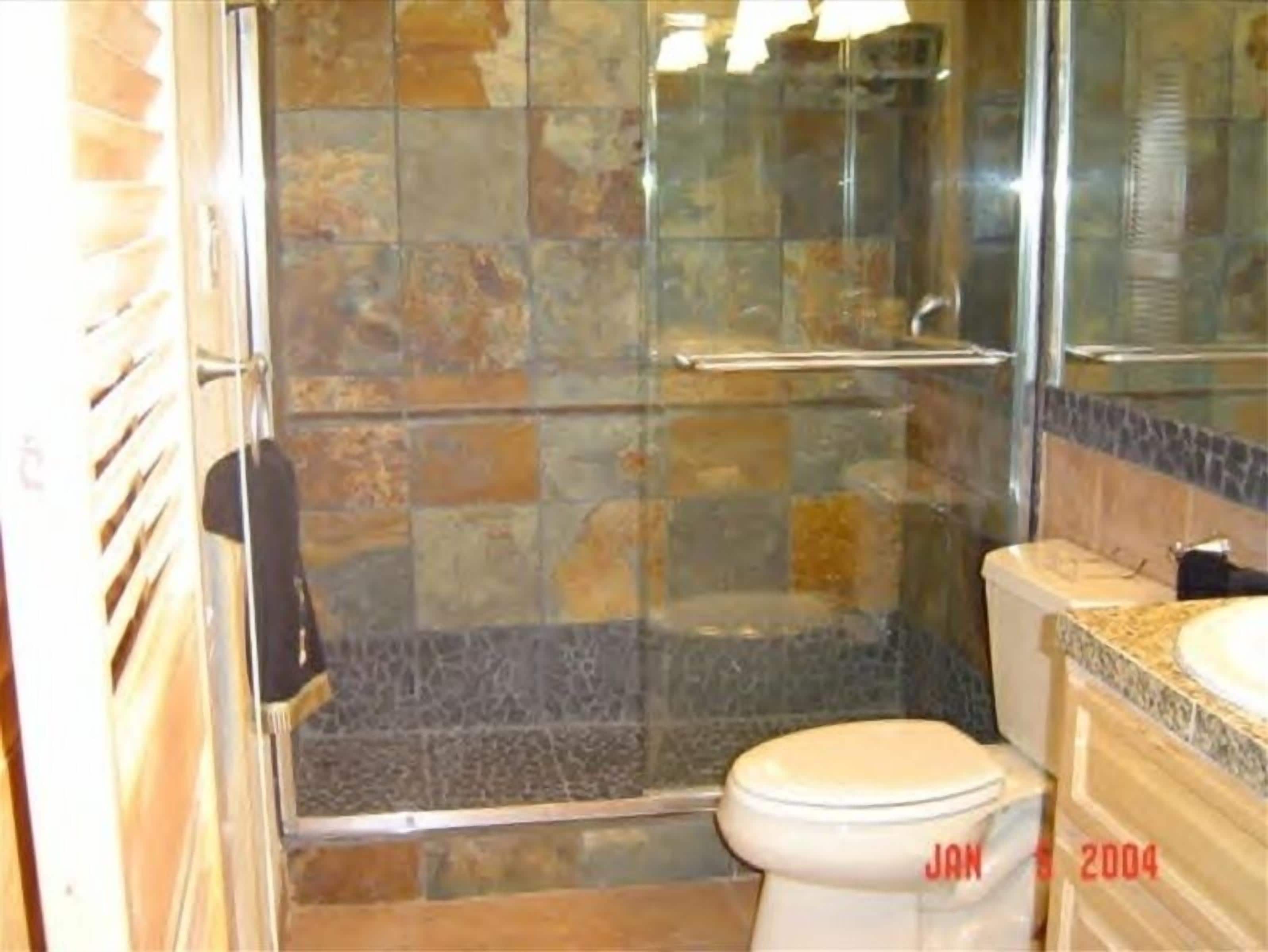 Sèche-cheveux, serviettes fournies, savon, papier toilette