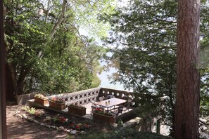 Outdoor dining - Long Lake Waterfront Cottage (Traverse City)