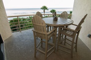 Outdoor dining - Spacious Oceanfront Condo in Palmetto Dunes, Unobstructed Ocean Views  (Hilton Head Island)