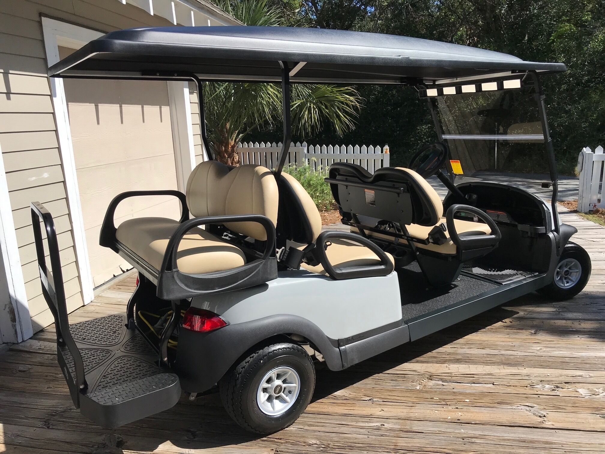 En golfbil parkerad på ett trädäck.