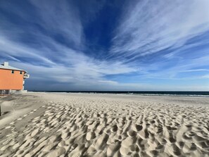 Na praia, espreguiçadeiras