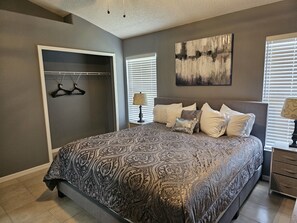 5 bedrooms, iron/ironing board, travel crib, WiFi - 5 BR/4 BA Home Newly Remodeled in 2023 (Kissimmee)