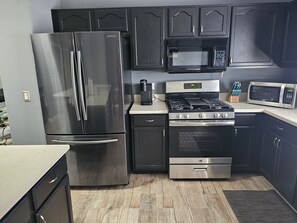 Fridge, microwave, oven, stovetop - 5 BR/4 BA Home Newly Remodeled in 2023 (Kissimmee)