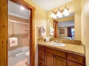 Combined shower/bathtub, jetted bath, hair dryer, towels - Cozy unit walking distance to Quick Silver Ski Lift and free parking. (Breckenridge)