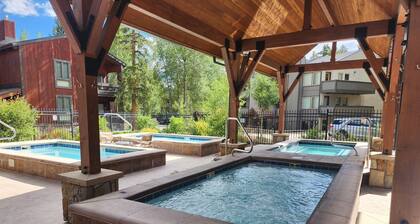Cozy retreat near hiking trails & Main Street. Pool, hot tubs & free parking