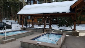 Tina de hidromasaje al aire libre