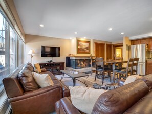 Smart TV, chimenea y reproductor de DVD 