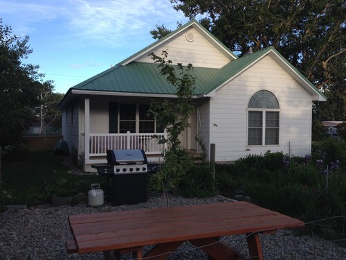 CottonwoodCottage- Upgraded, spacious house and yard with Mountain View