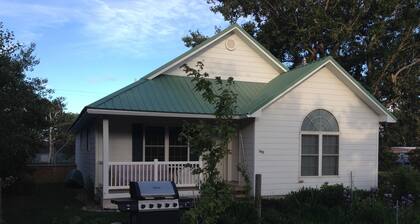 CottonwoodCottage- Upgraded, spacious house and yard with Mountain View