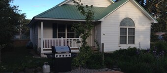 CottonwoodCottage- Upgraded, spacious house and yard with Mountain View