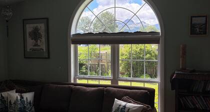 CottonwoodCottage- Upgraded, spacious house and yard with Mountain View