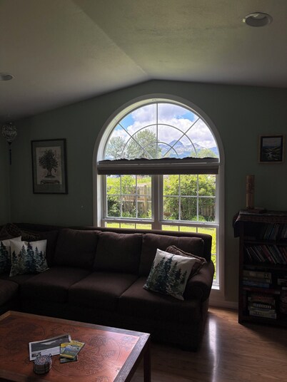 CottonwoodCottage- Upgraded, spacious house and yard with Mountain View