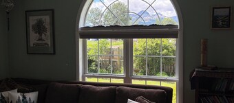 CottonwoodCottage- Upgraded, spacious house and yard with Mountain View