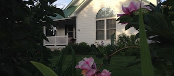 CottonwoodCottage- Upgraded, spacious house and yard with Mountain View