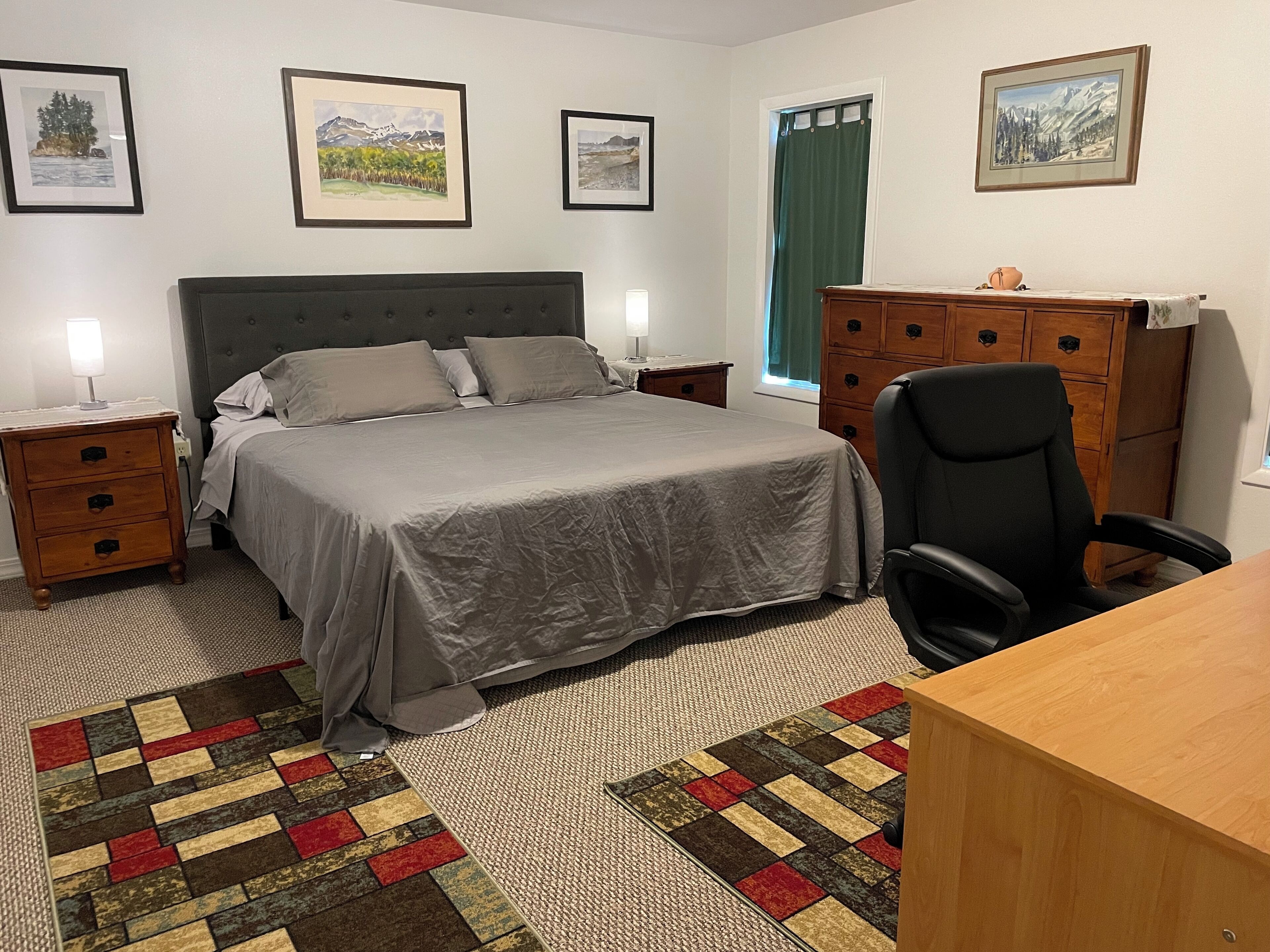 3 habitaciones, escritorio y tabla de planchar con plancha 