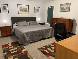 3 soverom, skrivebord, strykejern/-brett og reiseseng for barn