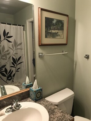 Bathtub, eco-friendly toiletries, hair dryer, towels - CottonwoodCottage- Upgraded, spacious house and yard with Mountain View (East Glacier Park)