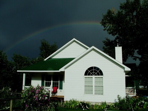 CottonwoodCottage- Upgraded, spacious house and yard with Mountain View