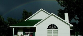 CottonwoodCottage- Upgraded, spacious house and yard with Mountain View