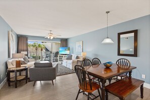 TV, DVD player, books, stereo - PRIVATE BEACH~2 Msters~Family Resort~2 Pools~Free Beach Chairs~Great Reviews! (Miramar Beach)