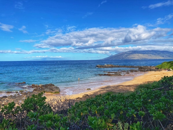 In Strandnähe, Liegestühle, Strandtücher