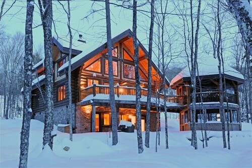 Waterfront Loghome: Theatre, Billiard, Foosball. Near ski resort (3minutes)