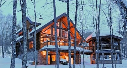 Waterfront Loghome: Theatre, Billiard, Foosball. Near ski resort (3minutes)