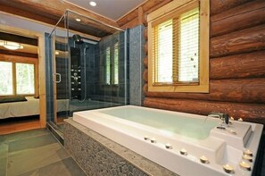 Baignoire, sèche-cheveux, serviettes fournies, papier toilette