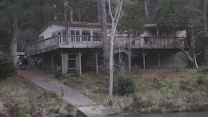Un chalet au bord du lac, doté d’une terrasse et d’un quai.