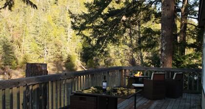 Casa privada frente al río con terraza en el hermoso río Smith - Costa norte, Ca
