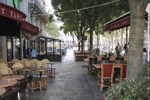 Outdoor dining - LE MARAIS NOTRE DAME - Beautiful Two Bedrooms (Paris)