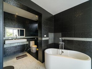 3-Bedroom Private Pool Villa | Banheiro | Banheira e chuveiro separados, banheira de imersão, toalhas de banho 