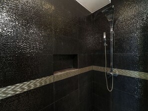 3-Bedroom Private Pool Villa | Bruser på badeværelset