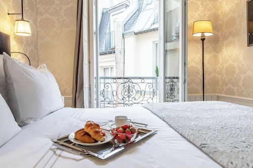 販売！ 信じられないほどロマンチックな光でいっぱいのバルコニー付きベッド1台とすばらしいエッフェル塔