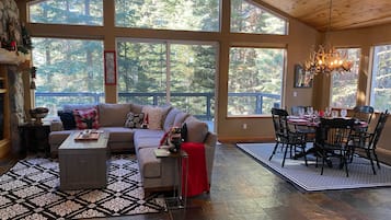 Smart TV, fireplace, books, stereo