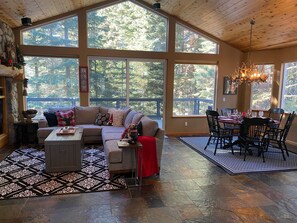 Smart-TV, peis, bøker og stereoanlegg