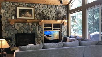 Smart TV, chimenea, libros y estéreo