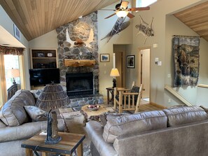 Een smart-tv, een open haard, een dvd-speler en tafelvoetbal