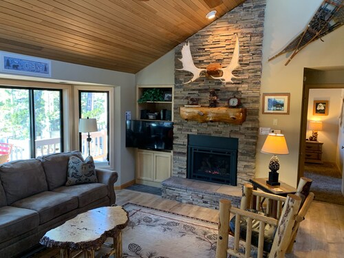 Beautiful Mtn Decor-Family Rm-Wifi-Unlimited SHARC, Pool & Hot Tub, Bikes