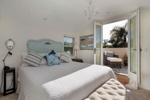 1 bedroom, desk, iron/ironing board, travel crib - Affordable Beach Penthouse — 2 blocks to Beach and Funk Zone (Santa Barbara)