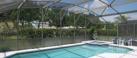 Una piscina al aire libre, una piscina climatizada
