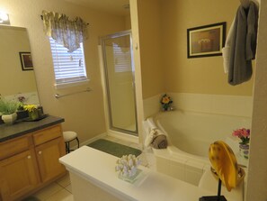 Ensemble douche/baignoire, sèche-cheveux, serviettes fournies, savon