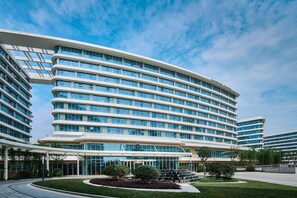 Front of property - The Qube Hotel Shanghai Hongqiao (Shanghai)